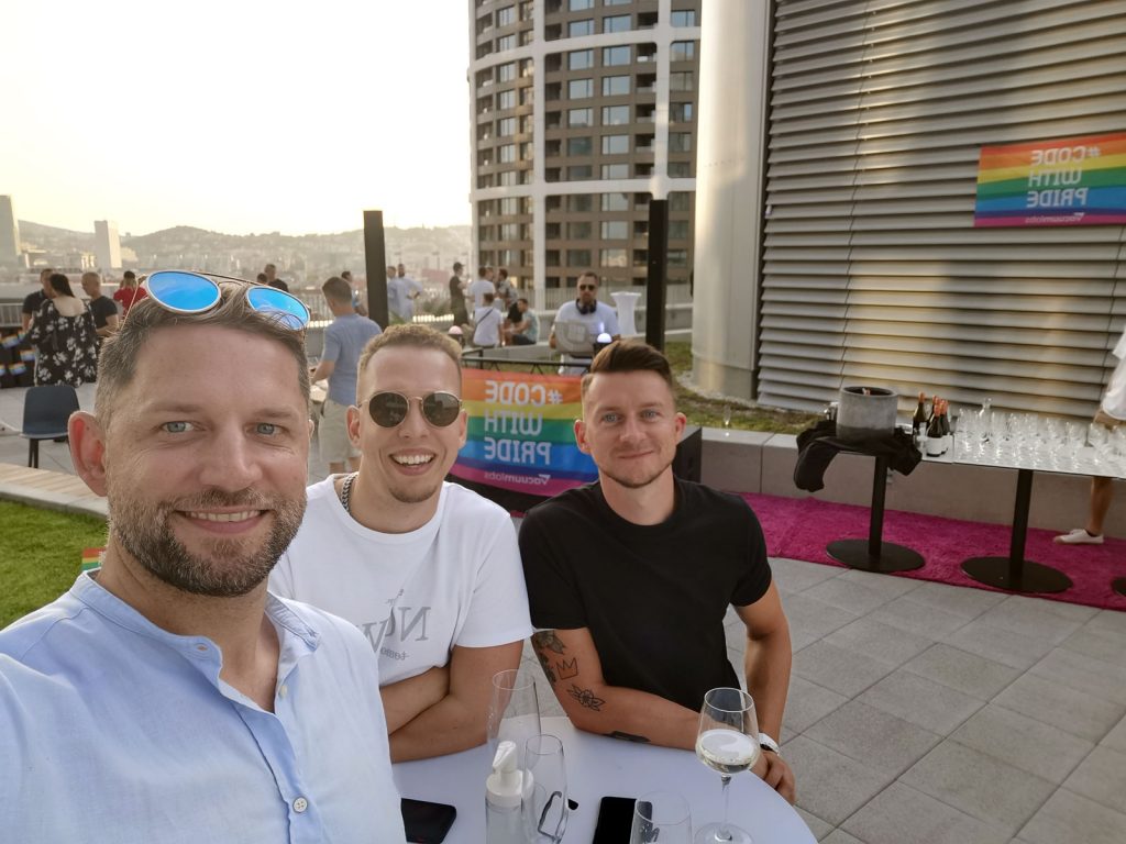 Široké úsmevy a dobrá nálada, to vidno na fotkách zo sprievodných podujatí Dúhového PRIDE Bratislava