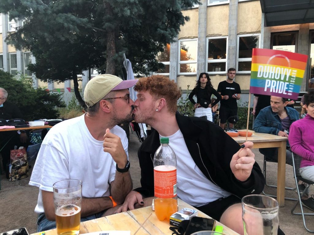 Široké úsmevy a dobrá nálada, to vidno na fotkách zo sprievodných podujatí Dúhového PRIDE Bratislava