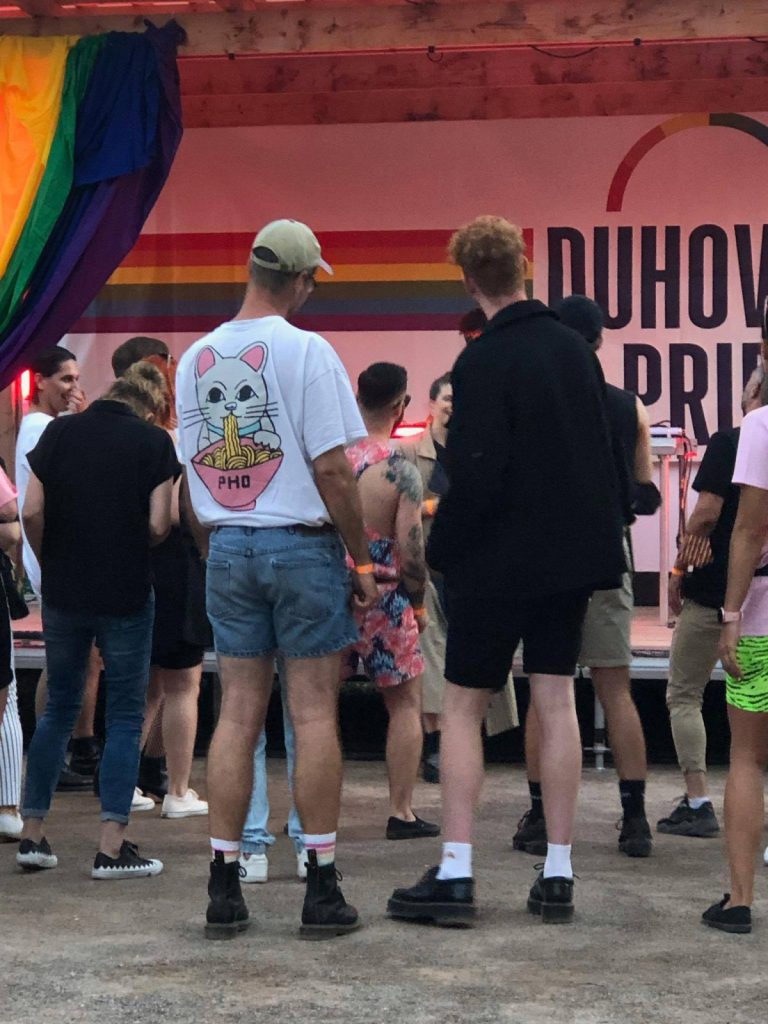 Široké úsmevy a dobrá nálada, to vidno na fotkách zo sprievodných podujatí Dúhového PRIDE Bratislava