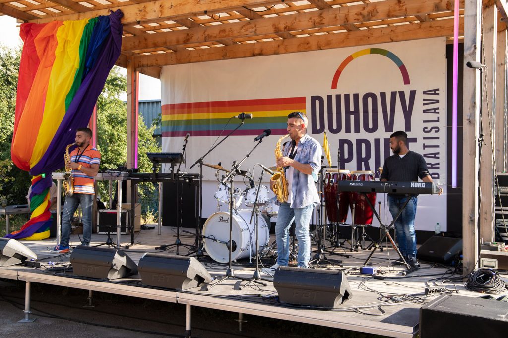 Široké úsmevy a dobrá nálada, to vidno na fotkách zo sprievodných podujatí Dúhového PRIDE Bratislava