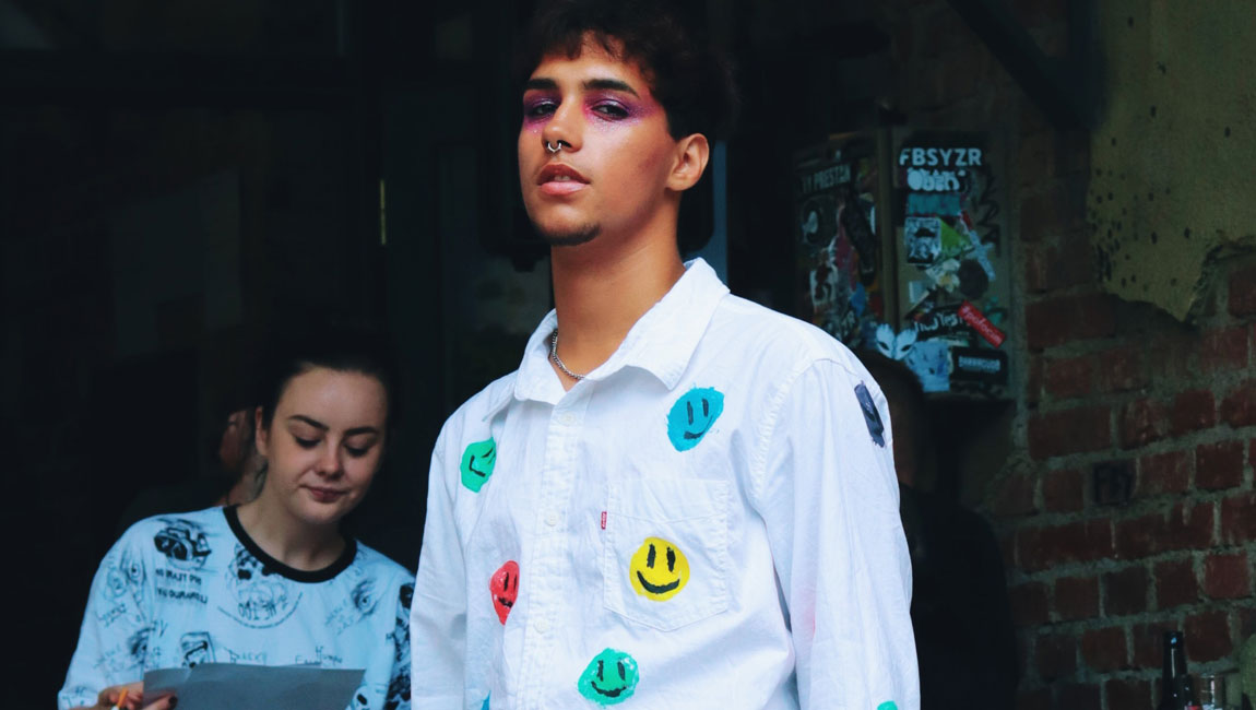 Mladší LGBTI+ ľudia držia spolu viac pokope, myslí si mladý Košičan Lukáš