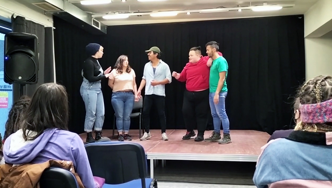 Aké je to byť tým, kto utláča iných? A aké je to byť utláčaným? Vyskúšať si to môžete v divadle