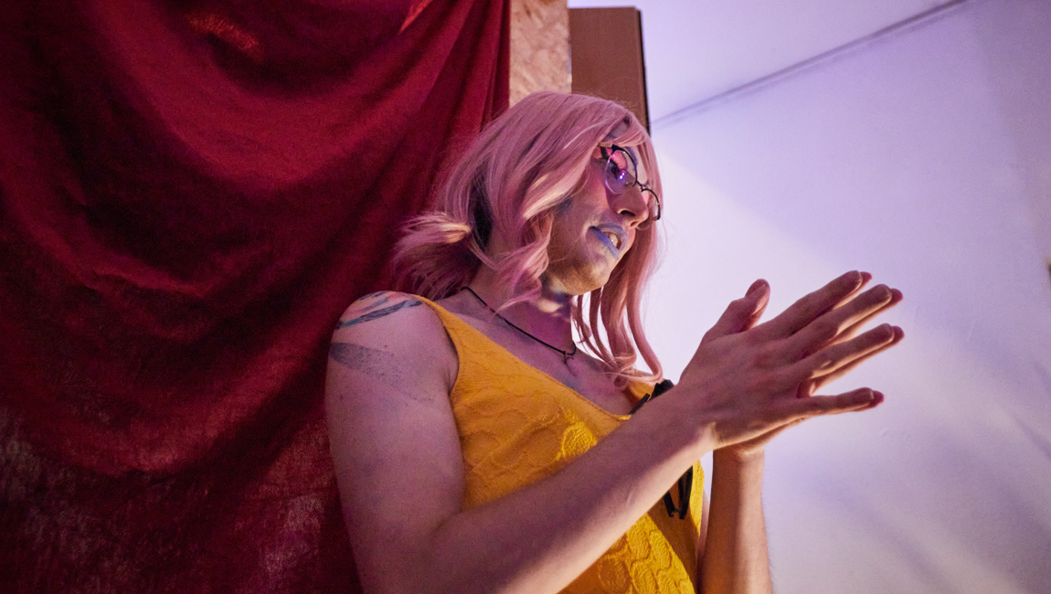 Slovenská drag queen Kar’Ma bude púšťať teplý pop na akcii Buzienko, už túto sobotu v Teplárni