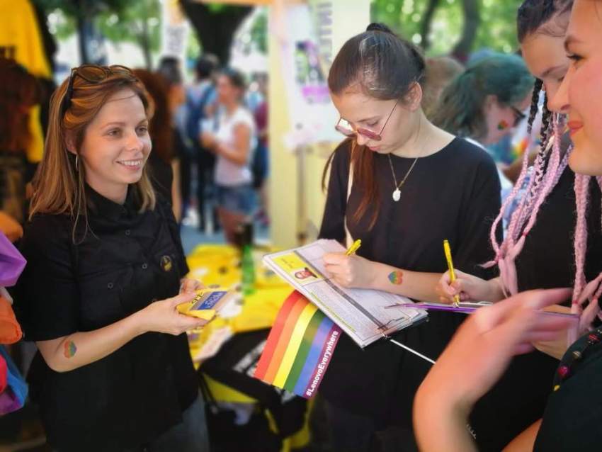 LGBTI+ ľudia majú právo na dôstojný život, pripomína medzinárodná organizácia