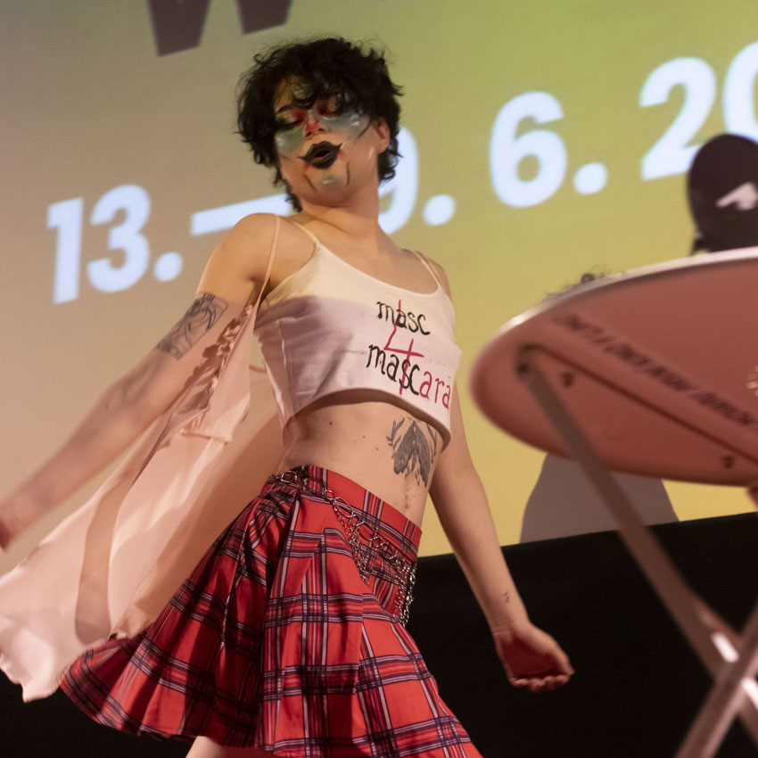 Drag umelec Sata Nic: Mužom sa budem cítiť aj v mejkape a sukni