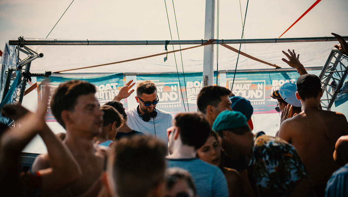 Stálica veľkých tanečných festivalov Denes Toth v piatok na queer párty Kámo