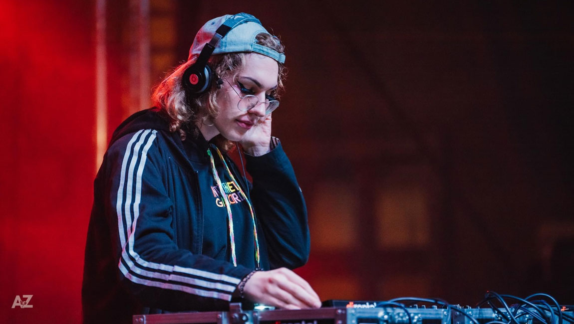 Užíva si divné zvuky a na párty rada vidí lásku a pestré publikum – DJ Transmisia