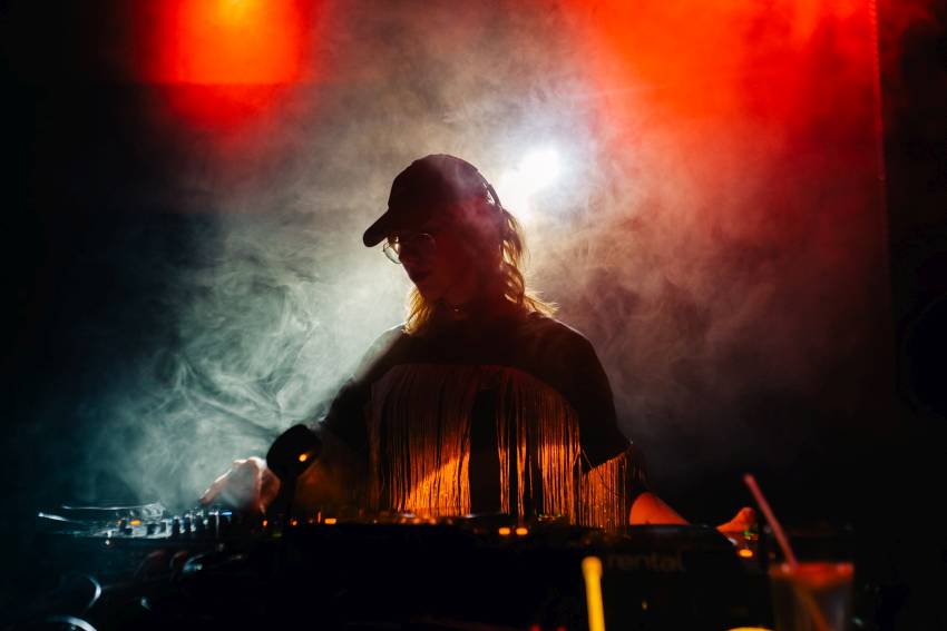 Užíva si divné zvuky a na párty rada vidí lásku a pestré publikum – DJ Transmisia
