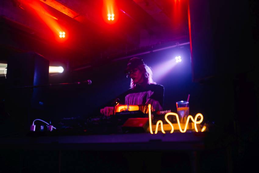 Užíva si divné zvuky a na párty rada vidí lásku a pestré publikum – DJ Transmisia