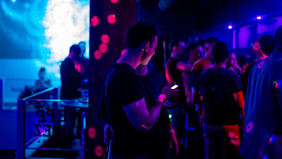 Spoznaj nových ľudí v piatok na párty Tutti Frutti