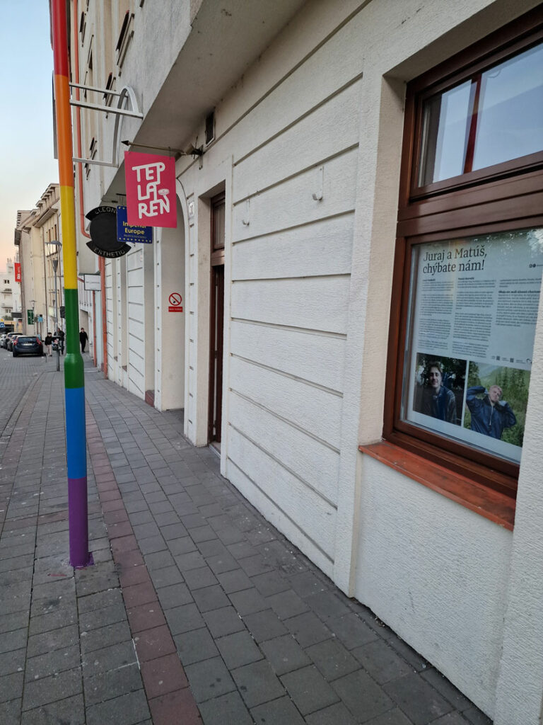 Dúhová lampa symbolizuje, že nikam neodchádzame. Ako vznikol pamätník Matúša a Juraja?