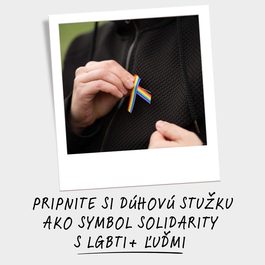Solidarita s LGBTI+ ľuďmi nebola nikdy tak dôležitá ako teraz. Vyjadriť ju môžete dúhovou stužkou