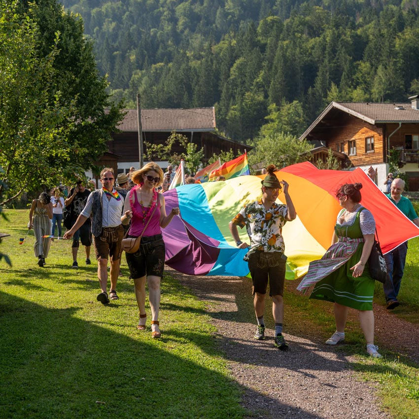 Na kostole v alpskom mestečku sa zjavila dúhová vlajka. Mladý Rakúšan búra tabu na vidieku