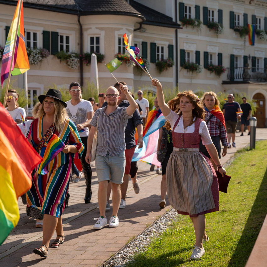 Na kostole v alpskom mestečku sa zjavila dúhová vlajka. Mladý Rakúšan búra tabu na vidieku
