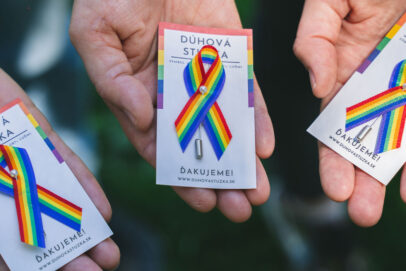Dúhové stužky opäť vyfarbia Slovensko. Symbol solidarity s LGBTI+ ľuďmi štartuje svoju piatu sezónu